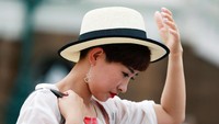 Penutup kepala menjadi pilihan tepat bagi para turis untuk melindungi kepala dari sengatan matahari. Berbagai pilihan topi pun menjadi beragam untuk masyarakat. Soe Zeya Tun/Reuters.
