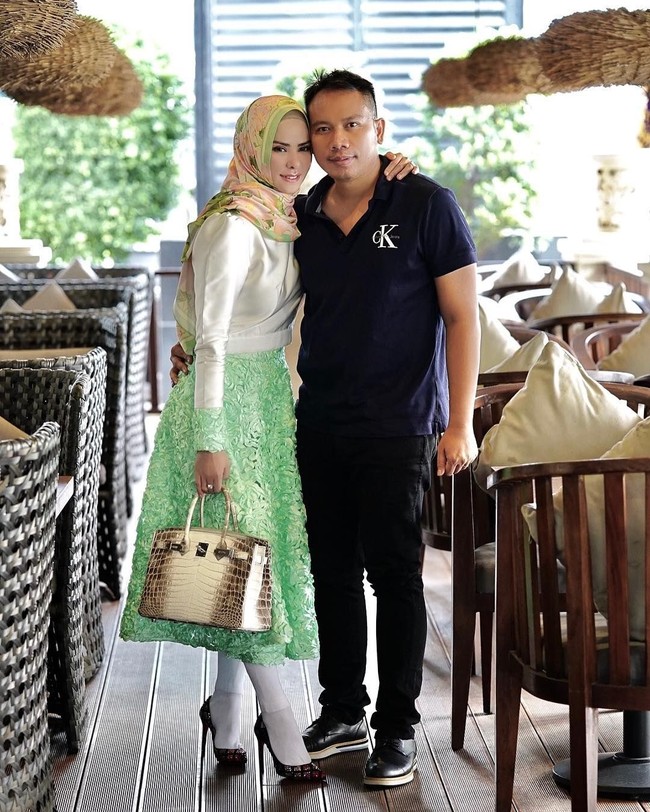 Inilah gaya Angel Lelga saat cintanya dengan Vicky Prasetyo mulai bersemi. Vicky disebut-sebut sempat takut menikahi Angel karena gaya artis cantik itu yang mewah. Salah satunya gaya Angel di foto ini, berpose mesra dengan Vicky, dia memakai satu dari banyak tas Hermes miliknya yaitu tas Hermes seharga Rp 2 miliar. Foto: Instagram