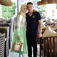 Inilah gaya Angel Lelga saat cintanya dengan Vicky Prasetyo mulai bersemi. Vicky disebut-sebut sempat takut menikahi Angel karena gaya artis cantik itu yang mewah. Salah satunya gaya Angel di foto ini, berpose mesra dengan Vicky, dia memakai satu dari banyak tas Hermes miliknya yaitu tas Hermes seharga Rp 2 miliar. Foto: Instagram