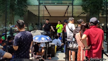 Pantauan detikINET pada jam 15.30 waktu setempat, sudah lebih 500 orang berada dalam antrean tersebut. Artinya, antrean menginap ini sudah penuh.  (Foto: detikINET/Adi Fida Rahman)