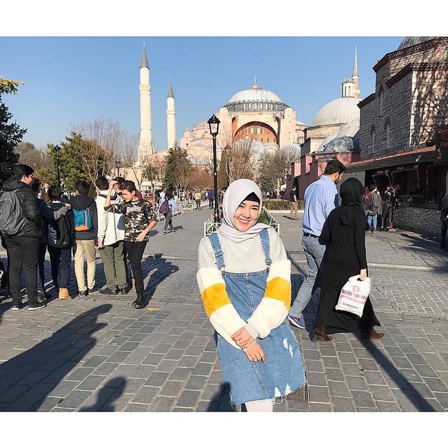 Namun, Via Vallen tidak asal menutup kepalanya. Ia tampil stylish dengan paduan sweater dan overall jeans. Via pun memilih hijab polos yang mempermanis penampilannya. Foto: Dok. Instagram