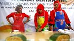 Aksi Emak-emak Lomba Potong Tempe Setipis Kartu ATM
