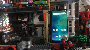 Sedangkan, Mi A2 Lite hadir untuk jadi opsi bila konsumen ingin membeli versi murahnya. (Foto: Agus Tri Haryanto/detikINET)