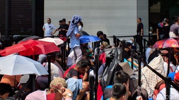 Para pengantre sudah siap dengan payung untuk melindungi dari cuaca panas ataupun hujan. (Foto: detikINET/Adi Fida Rahman)