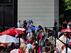 Begini Antrean Panjang Beli iPhone Baru di Singapura