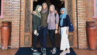 Tidak pergi sendiri, Ain menikmati kecantikan Bali bersama rekan-rekannya (ainramli/Instagram)