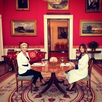 Menurut pakar etiket Greg Tepper, tidak melepas mantel atau baju luaran saat berada di dalam ruangan, terlebih lagi di tempat publik, dianggap sebagai sikap yang tidak sopan. Namun etiket ini biasanya lebih berlaku di negara-negara Eropa terutama Rusia. Foto: Twitter/@FLOTUS