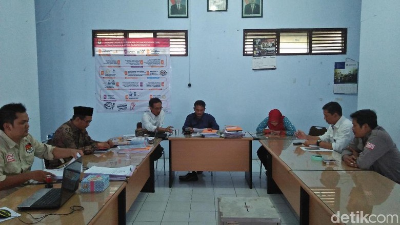 KPU Rembang Coret 8 Nama Bacaleg KPU Rembang Coret 8 Nama Bacaleg