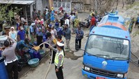 Sejumlah warga mengantre air bersih di Desa Jatisari, Arjasa, Situbondo, Jawa Timur, Rabu (19/9/2018). Antara Foto/Seno.