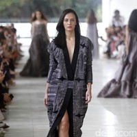 10 tahun berkarya, desainer Sapto Djojokartiko menggelar show tunggal pertamanya sekaligus menghadirkan koleksi terbarunya yang terinspirasi dari era 1980, berlangsung di Istora Senayan, Jakarta. Foto: Mohammad Abduh/Wolipop