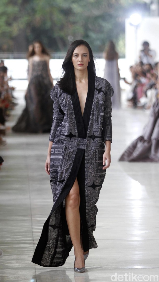 10 tahun berkarya, desainer Sapto Djojokartiko menggelar show tunggal pertamanya sekaligus menghadirkan koleksi terbarunya yang terinspirasi dari era 1980, berlangsung di Istora Senayan, Jakarta. Foto: Mohammad Abduh/Wolipop