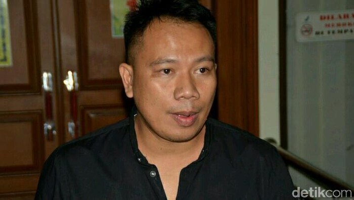 Vicky Prasetyo resmi menggugat cerai Angel Lelga ke PA Jakarta Selatan, Wajah Vicky kelihatan lelah banget.