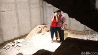 Pemilik rumah (baju merah) tak kuasa menahan tangis.