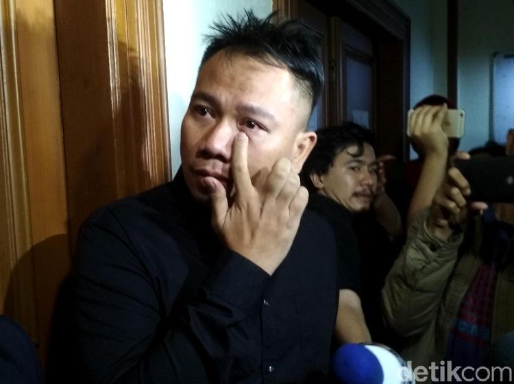 Hiks, Vicky Prasetyo Tersedu Daftarkan Gugatan Cerai di Pengadilan