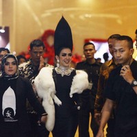 Rambut jambul khatulistiwanya itu ditata oleh hairtsylist Anda Arrusa. Menurut Anda, tinggi rambut Syahrini tersebut sekitar dua jengkal atau sekitar 45 cm.   Foto: Pradita Utama/detikHOT