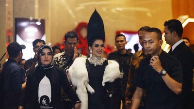 Cetar! Penampilan Syahrini dengan Jambul Super Tinggi