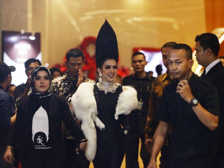 Cetar! Penampilan Syahrini dengan Jambul Super Tinggi