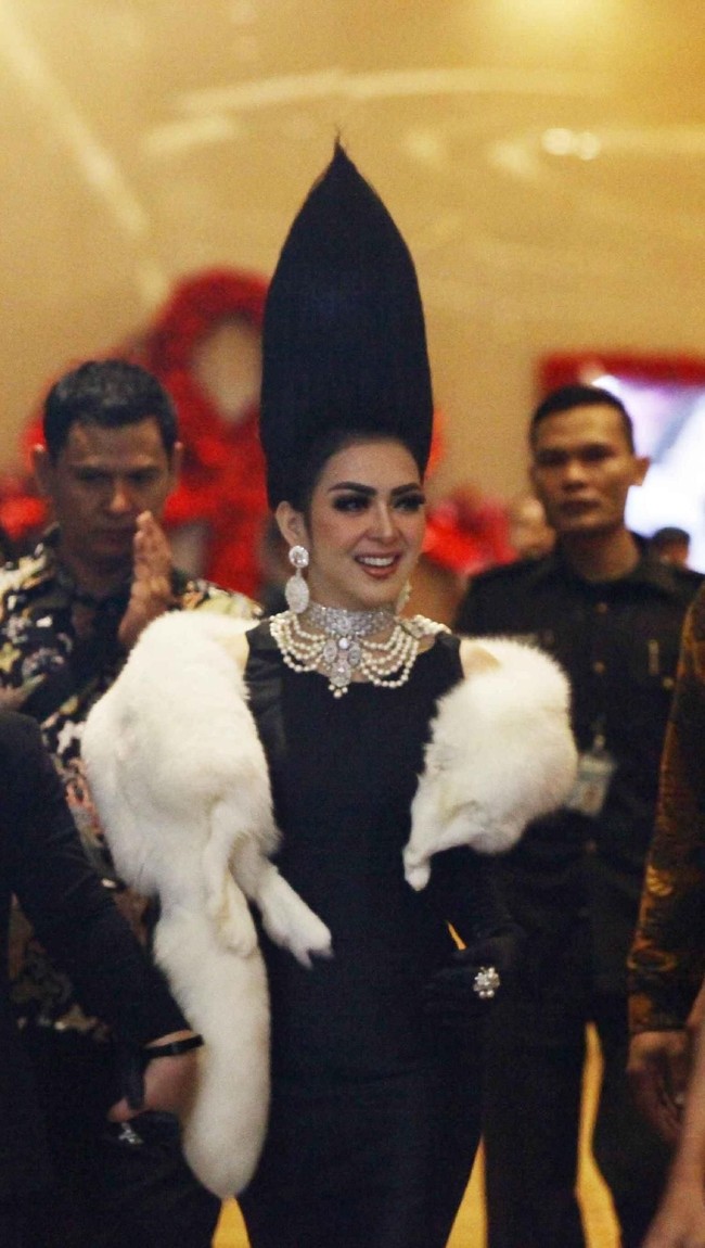 Rambut jambul khatulistiwanya itu ditata oleh hairtsylist Anda Arrusa. Menurut Anda, tinggi rambut Syahrini tersebut sekitar dua jengkal atau sekitar 45 cm.   Foto: Pradita Utama/detikHOT