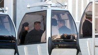 Sebelum mengakhiri kunjungannya, Presiden Moon Jae-In bersama istri didampingi Pemimpin Korea Utara bersama istri menikmati pemandangan pegunungan Gunung Paektu melalui kereta gantung. Akankah korea bersatu kembali? Pyeongyang Press Corps/Pool via Reuters.