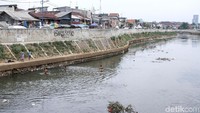 Sampah yang berserakan di pinggir dan di Sungai Ciliwung membuat kualitas air sungai itu tak bersih dan beresiko menjadi sumber penyakit yang berbahaya untuk anak-anak.