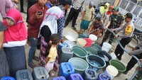Polres Situbondo membantu penyaluran air di Desa Jatisari yang sudah lima bulan kesulitan air bersih selama musim kemarau akibat pipa air bersih di desa tersebut rusak. Antara Foto/Seno.