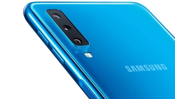 Galaxy A7 (2018) punya tiga kamera belakang dan sensor fingerprint di samping (Foto: Samsung via Slashgear) Galaxy A7 (2018) punya tiga kamera belakang dan sensor fingerprint di samping (Foto: Samsung via Slashgear)