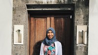 Outfit-nya Ain saat mau menjajali kawasan Legian. Ih, bajunya lucu! (ainramli/Instagram)  