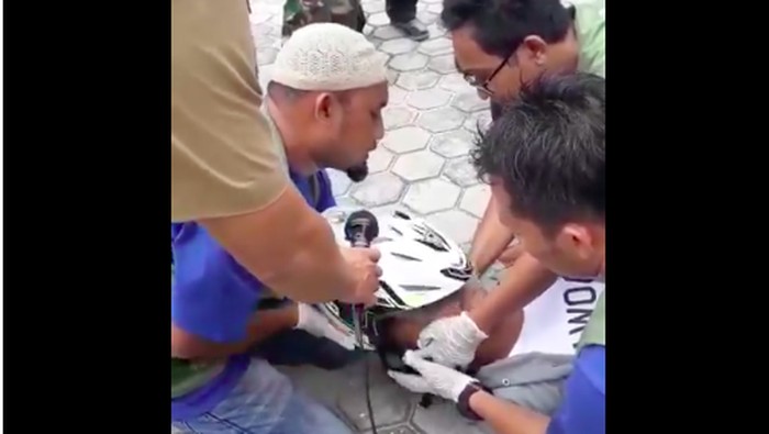 Membuka helm korban kecelakaan ternyata nggak boleh sembarangan (Foto: twitter) Membuka helm korban kecelakaan ternyata nggak boleh sembarangan (Foto: twitter)