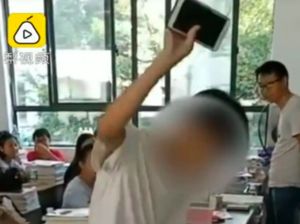 Guru Ini Hukum Siswa Hancurkan Ponselnya di Kelas