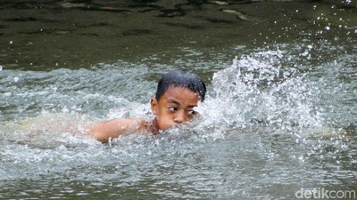 Air Surut, Sungai Ciliwung Jadi Tempat Berenang Anak-anak