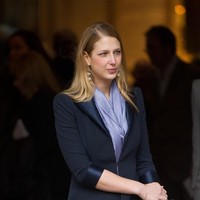 Ibu Lady Gabriella adalah salah satu anggota kerajaan Inggris yang paling kontroversial karena rasis. Dia pernah mengatakan kepada rombongan orang Afrika-Amerika untuk pergi kembali ke koloni. Sang putri juga pernah memakai bros blacamoor yang melambangkan perbudakan saat bertemu Meghan Markle. Foto: Dok. Getty Images