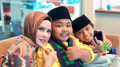 Momen Hangat Saat Angel Lelga Bersama Anak-anak