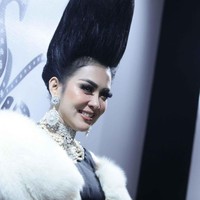 Sebelum konser dimulai, Syahrini sudah tampil dengan rambut unik saat menyapa wartawan. Ia tampil dengan rambut raksasa yang menjulang ke atas yang disebutnya sebagai jambul khatulistiwa sesuai dengan tema konsernya.  Foto: Pradita Utama/detikHOT