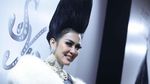 Cetar! Penampilan Syahrini dengan Jambul Super Tinggi
