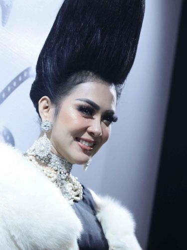 Heboh Rambut  Jambul  Khatulistiwa  Syahrini Saat Konser 