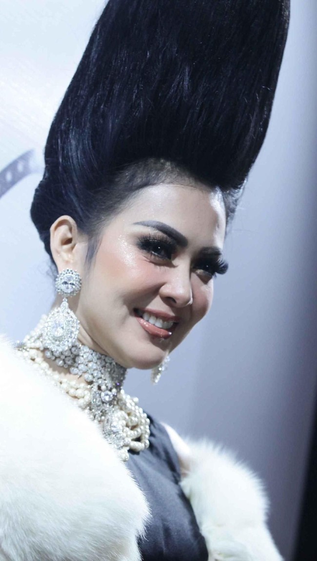Sebelum konser dimulai, Syahrini sudah tampil dengan rambut unik saat menyapa wartawan. Ia tampil dengan rambut raksasa yang menjulang ke atas yang disebutnya sebagai jambul khatulistiwa sesuai dengan tema konsernya.  Foto: Pradita Utama/detikHOT