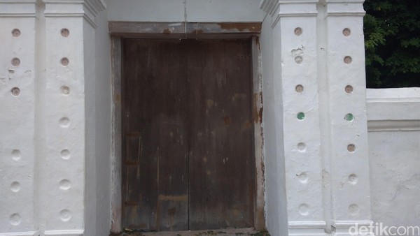 Pintu gerbang besar berwarna putih yang berada di area Siti Hinggil komplek Keraton Kanoman Cirebon dipercaya memiliki daya mistis kuat (Sudirman/detikTravel) Pintu gerbang besar berwarna putih yang berada di area Siti Hinggil komplek Keraton Kanoman Cirebon dipercaya memiliki daya mistis kuat (Sudirman/detikTravel)