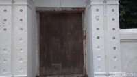 Pintu gerbang besar berwarna putih yang berada di area Siti Hinggil komplek Keraton Kanoman Cirebon dipercaya memiliki daya mistis kuat (Sudirman/detikTravel)