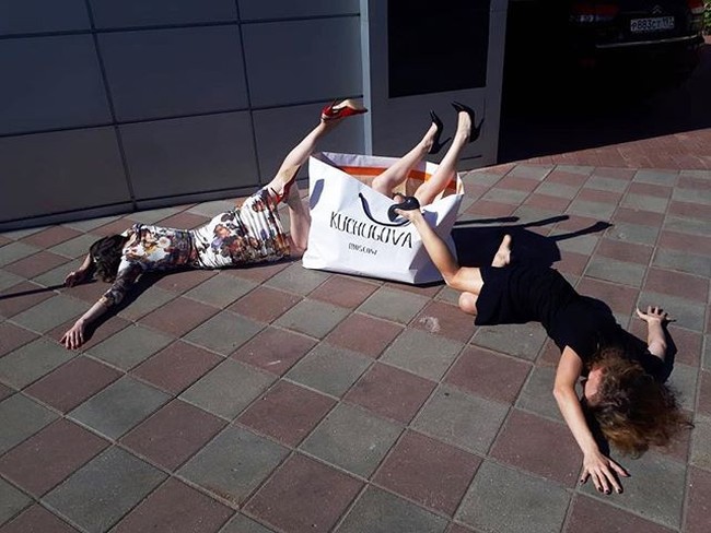 Lebih kreatif, akun Instagram berikut menampilkan tiga wanita sekaligus yang seolah terkapar setelah belanja. Foto: Instagram @kuchugova_design