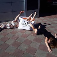 Lebih kreatif, akun Instagram berikut menampilkan tiga wanita sekaligus yang seolah terkapar setelah belanja. Foto: Instagram @kuchugova_design