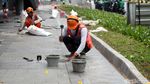 Trotoar Rusak di Depan Ratu Plaza Diperbaiki