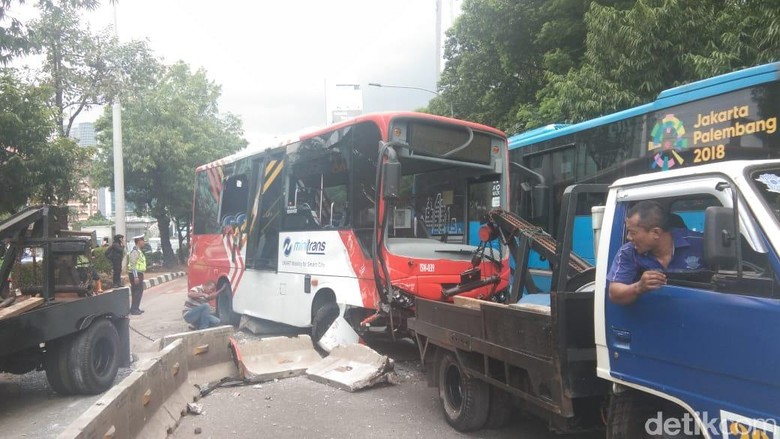 Minitrans Terguling di Jl Gatot Subroto, 4 Orang Terluka Minitrans Terguling di Jl Gatot Subroto, 4 Orang Terluka