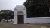 Inilah Si Blawong, gerbang putih di Keraton Kanoman Cirebon (Sudirman/detikTravel)