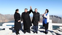 Kehangatan dan kedekatan sikap kedua pemimpin Korea ini pun diharapkan dapat membawa perubahan yang lebih baik bagi Korea Utara dan Korea Selatan. Harapan untuk Korea Bersatu pun semakin di depan mata. Pyeongyang Press Corps/Pool via Reuters.