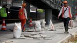Trotoar Rusak di Depan Ratu Plaza Diperbaiki