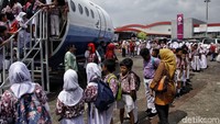 Anak-anak antre untuk masuk ke replika pesawat.