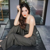 Bungsu dari tiga saudara itu punya brand fashion. Di Instagramnya dimanfaatkan sebagai media untuk pamer koleksi busananya.  Foto: Instagram