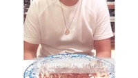 Ini nih bukti lain Armaan selalu sempatkan makan enak saat jalan-jalan. Ia menikmati pancake kala singah di bandara Amsterdam. Foto: Instagram armaanmalik22