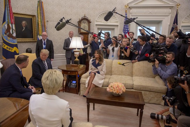 Ada pula yang mempertanyakan kenapa Melania Trump tak melepas mantelnya di dalam ruangan. She looks more at home than you do, why are you wearing your coat indoors?, tulis seorang netizen. Foto: Getty Images
