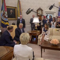 Ada pula yang mempertanyakan kenapa Melania Trump tak melepas mantelnya di dalam ruangan. She looks more at home than you do, why are you wearing your coat indoors?, tulis seorang netizen. Foto: Getty Images